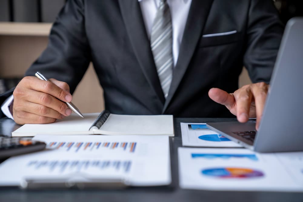 Consultor de SGM revisando reportes y gráficas de un sistema de gestión
