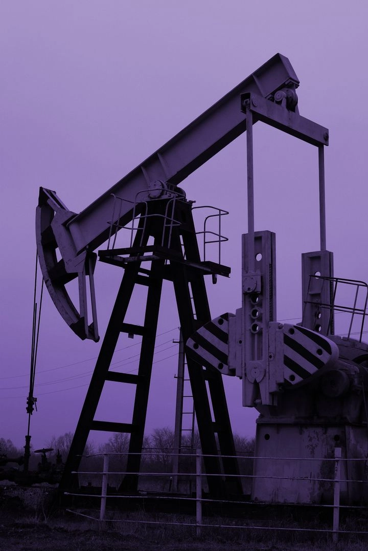 Bomba de extracción de petróleo al atardecer