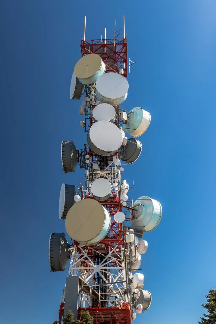 Torre de telecomunicaciones con antenas contra un cielo azul