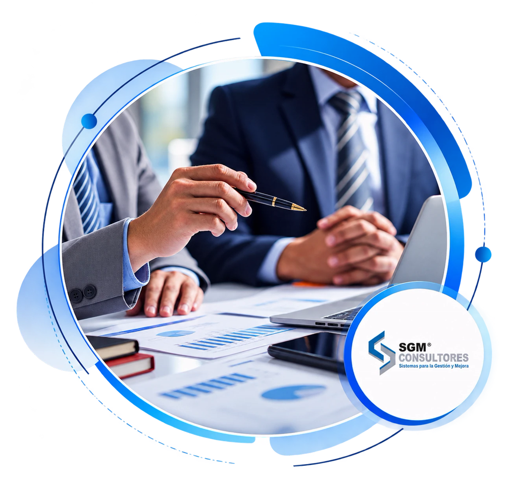Consultores de SGM revisando reportes con un cliente, con el logotipo de SGM Consultores