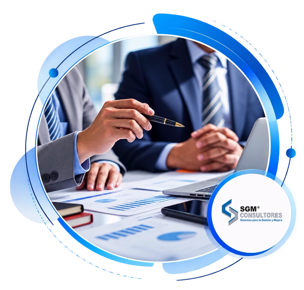 Consultores de SGM revisando reportes con un cliente, con el logotipo de SGM Consultores
