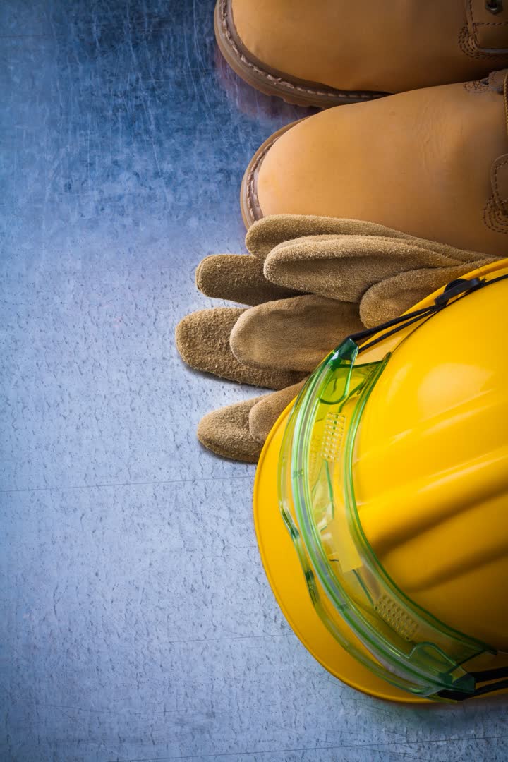 Casco amarillo y guantes de trabajo, seguridad y salud en el trabajo