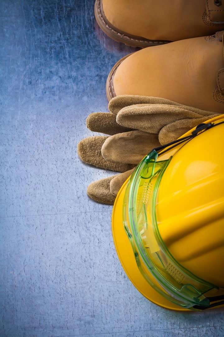 Casco amarillo y guantes de trabajo, seguridad y salud en el trabajo