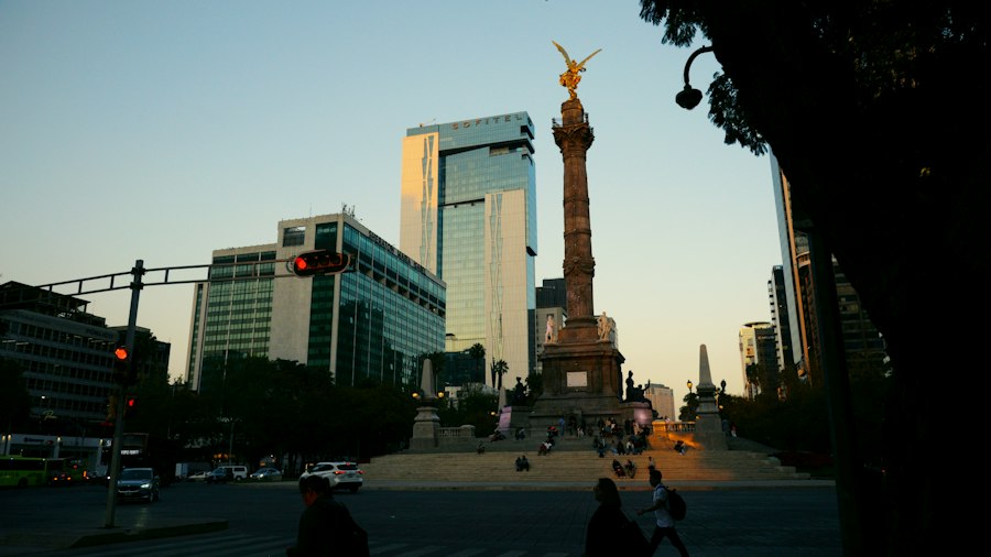 Ángel de la Independencia y edificios de Paseo de la Reforma al atardecer, Ciudad de México