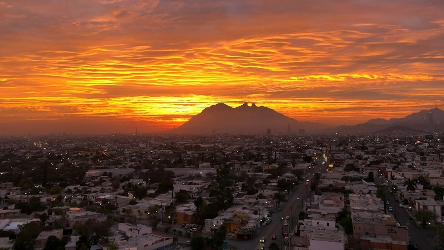 Cerro de la Silla al atardecer sobre la ciudad de Monterrey, Nuevo León