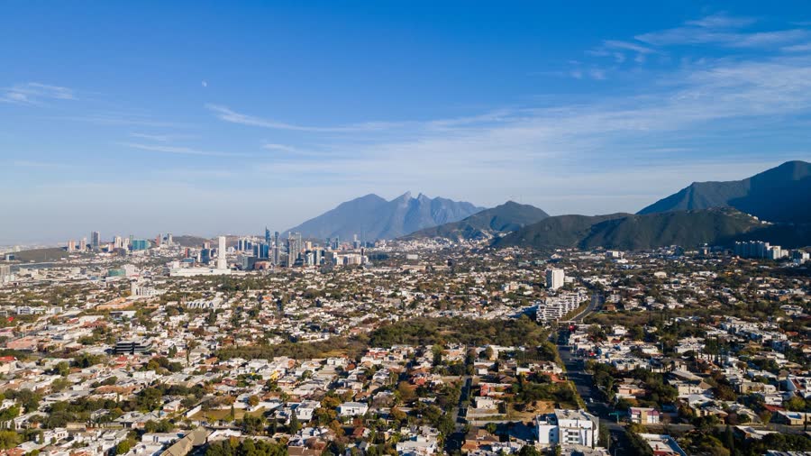 Vista panorámica de Monterrey, Nuevo León, con las montañas al fondo