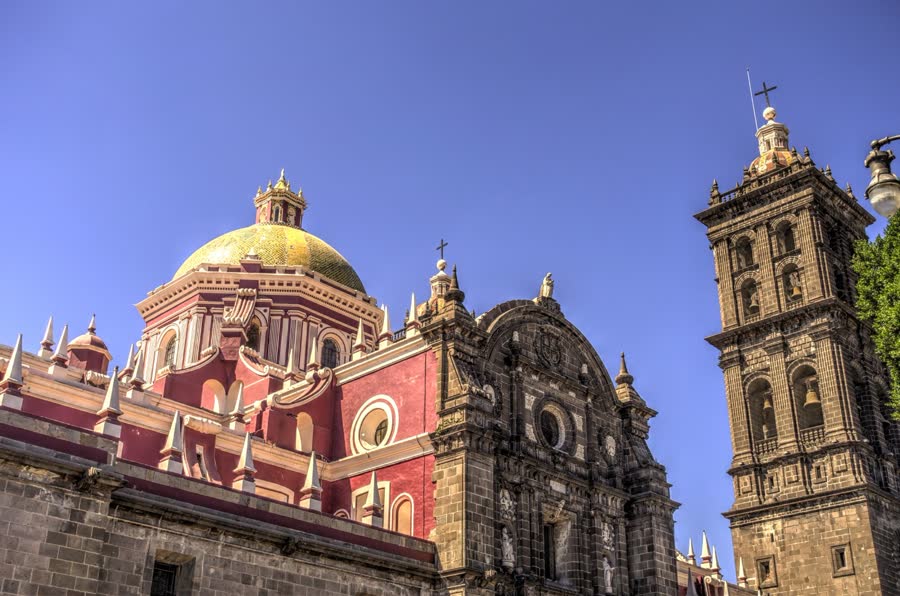 Iglesia con cúpula y torre campanario en el centro histórico de Puebla