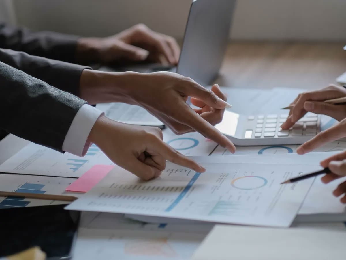 Equipo señalando gráficos y reportes durante el diagnóstico de brechas del Código RBA