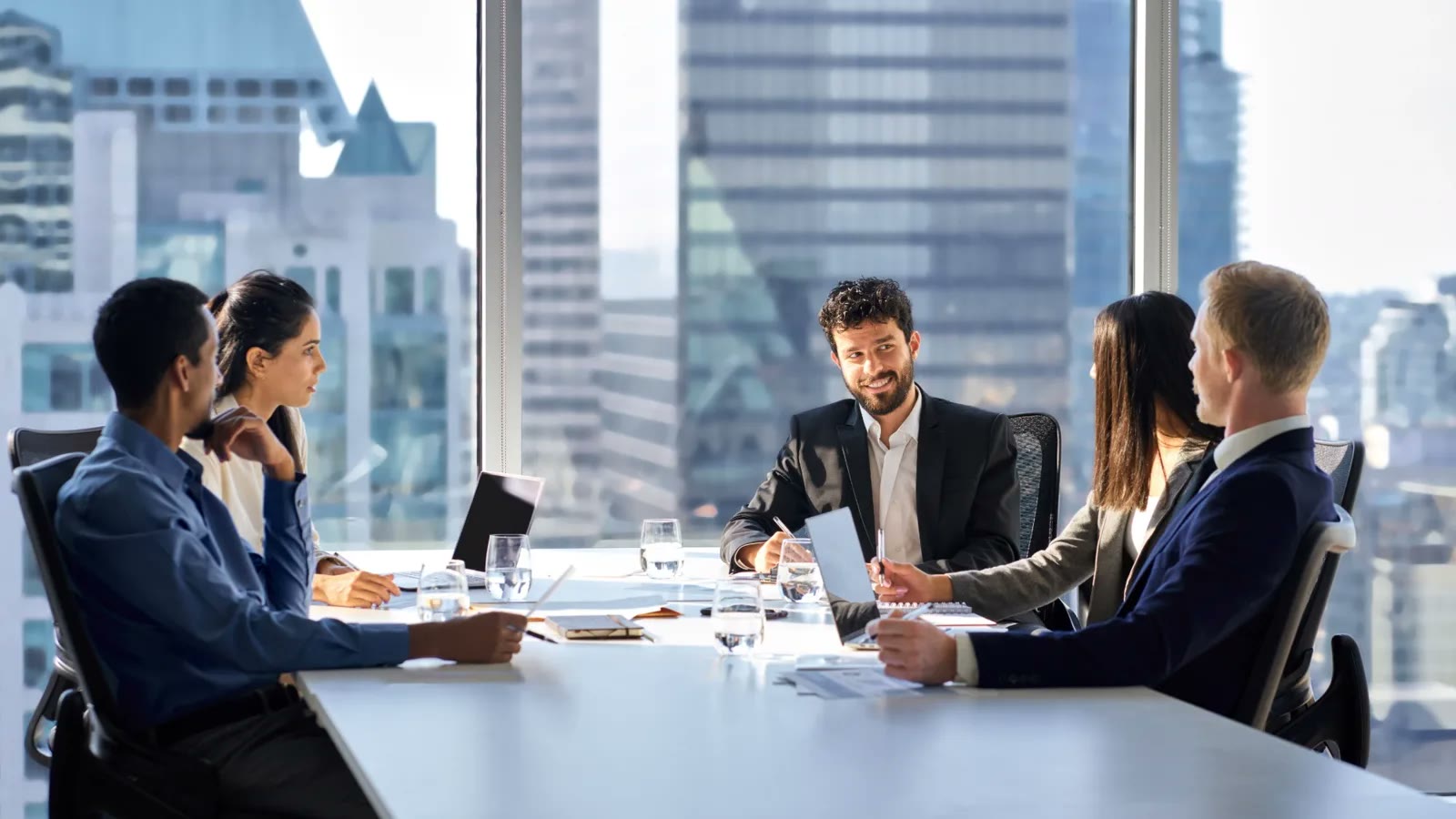 Equipo directivo en sesión de planeación del diagnóstico de cumplimiento RBA