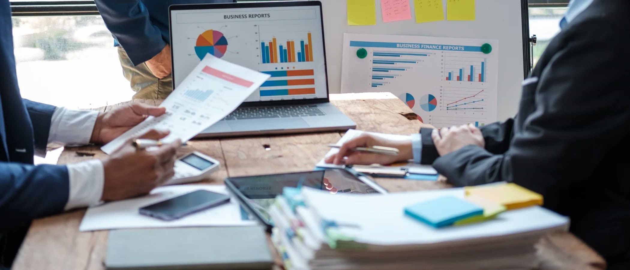 Equipo revisando reportes y gráficos de negocio durante la planeación de la implementación del Código RBA